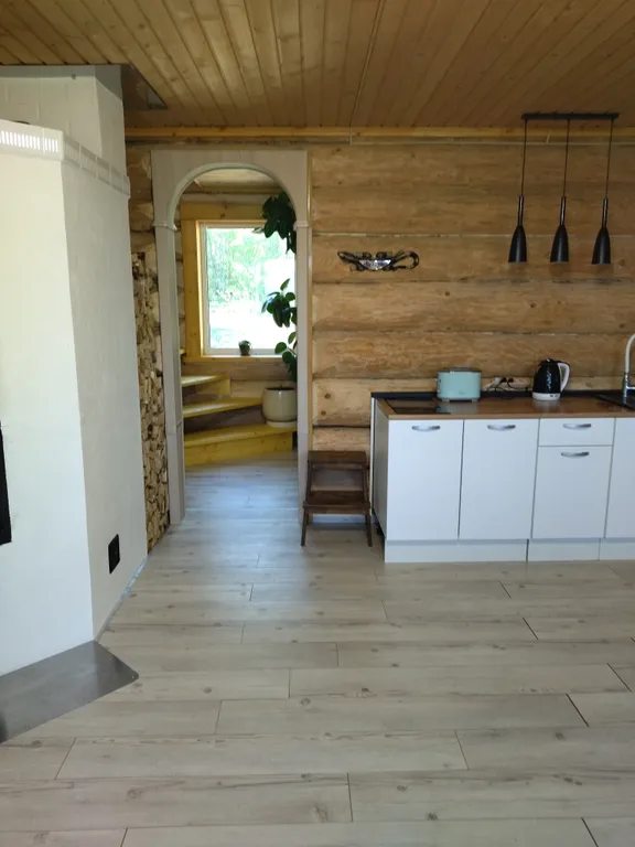 Дом в лесу среди сосен