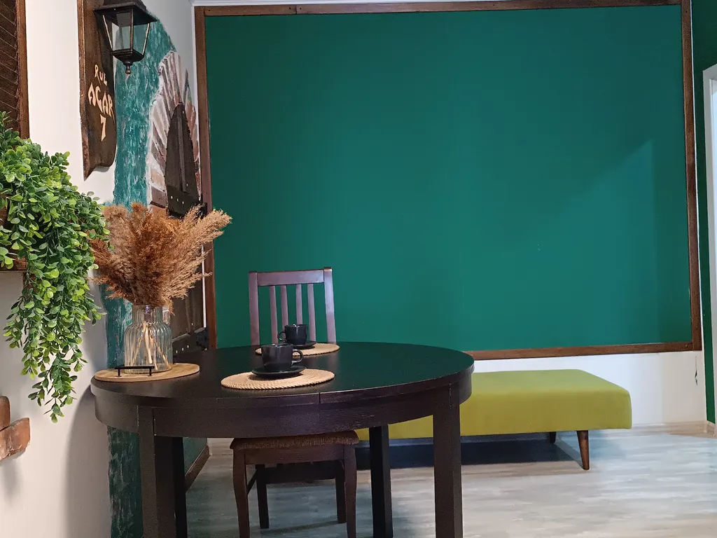 Великолепная студия с интересным дизайном в стиле французского кафе