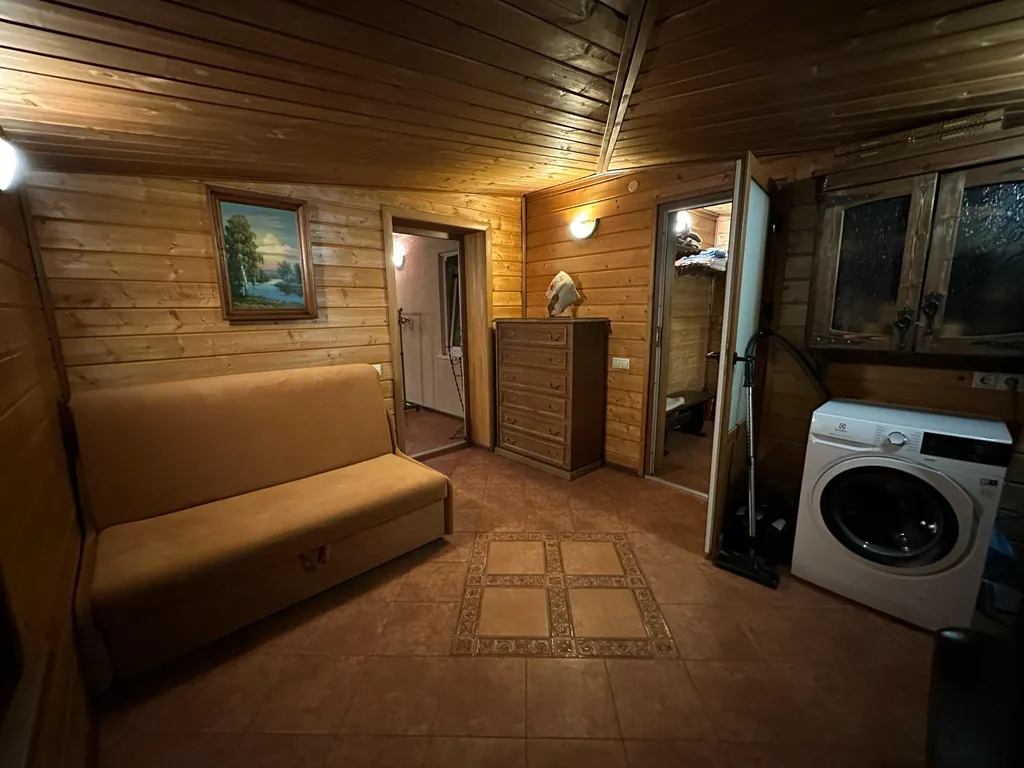 Дом на берегу реки с баней на дровах