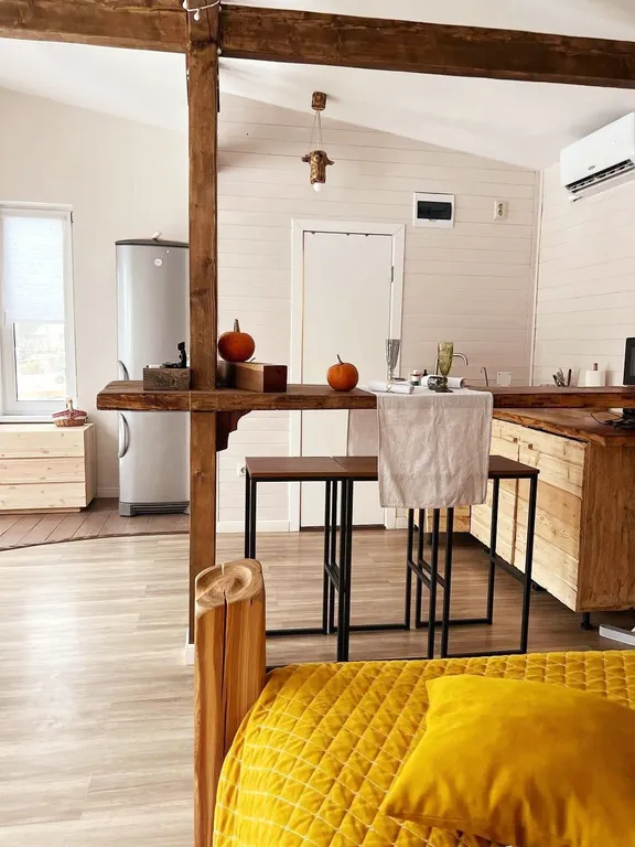 Домик с качелью на семейной мини-ферме фазенда