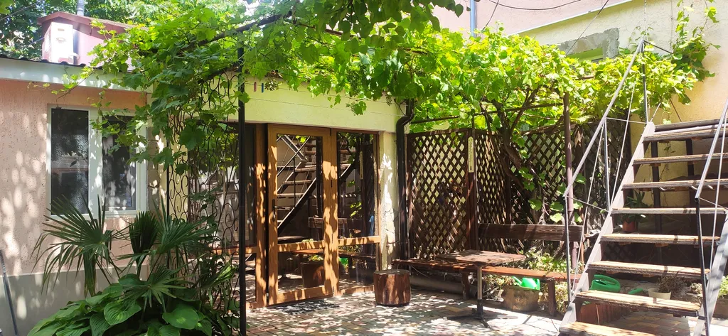 Маленькая квартира в уютном дворе у моря