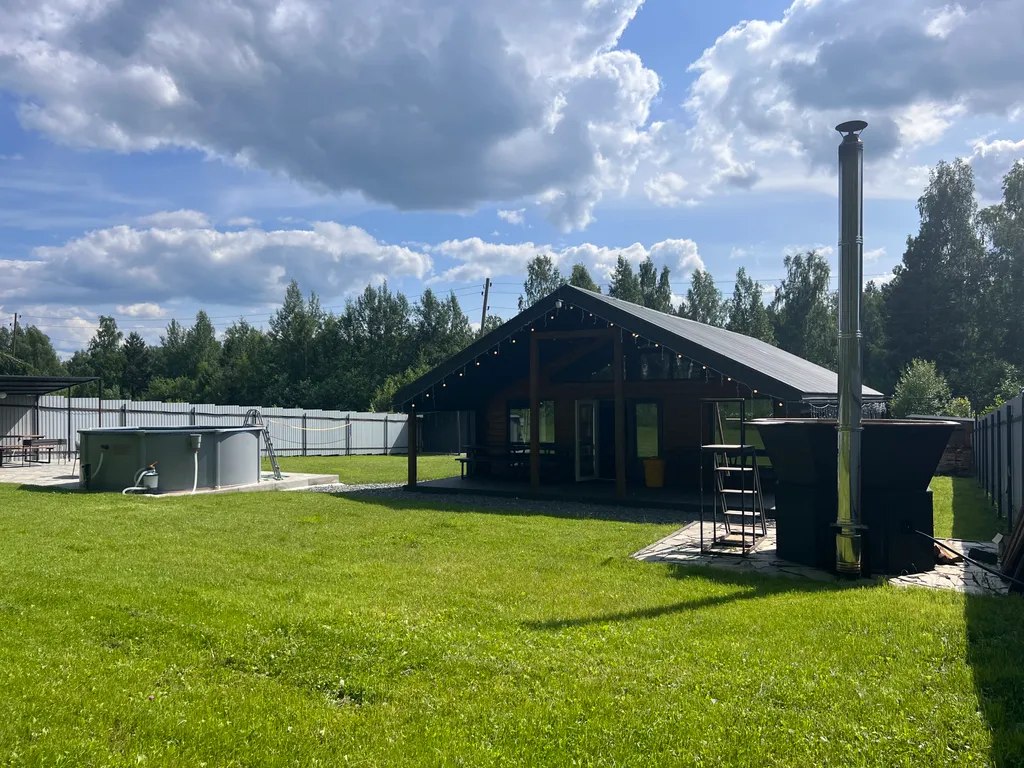 Уютный дом на краю леса