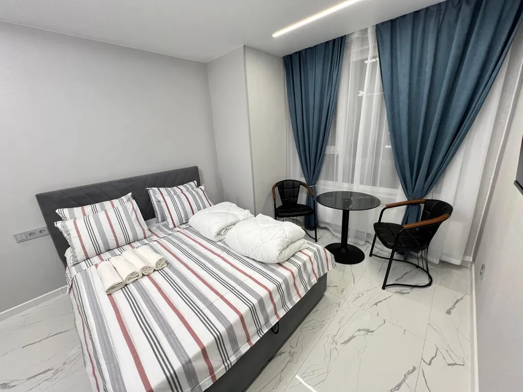 Прекрасная студия с видом на реку и город