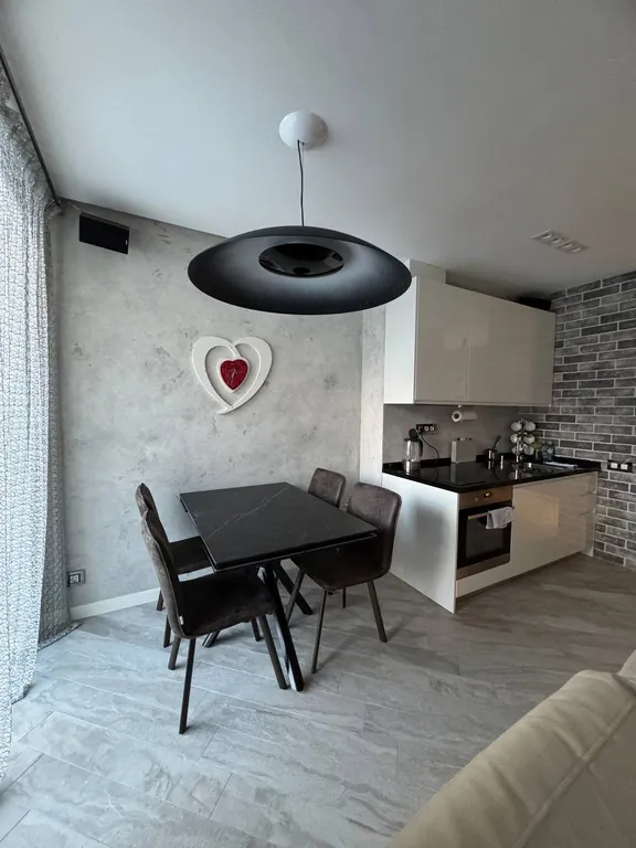 Приятная студия с домашним кинотеатром