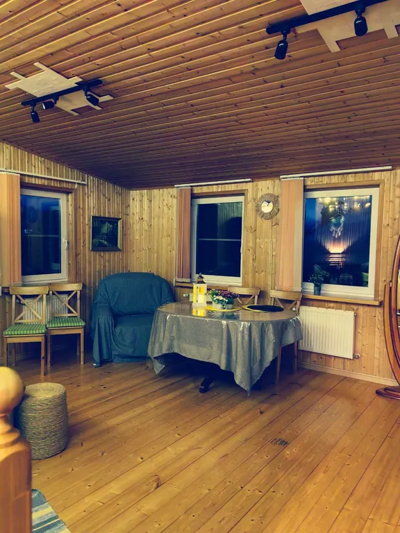 Дом с финской сауной внутри дома с большой беседкой и барбекю