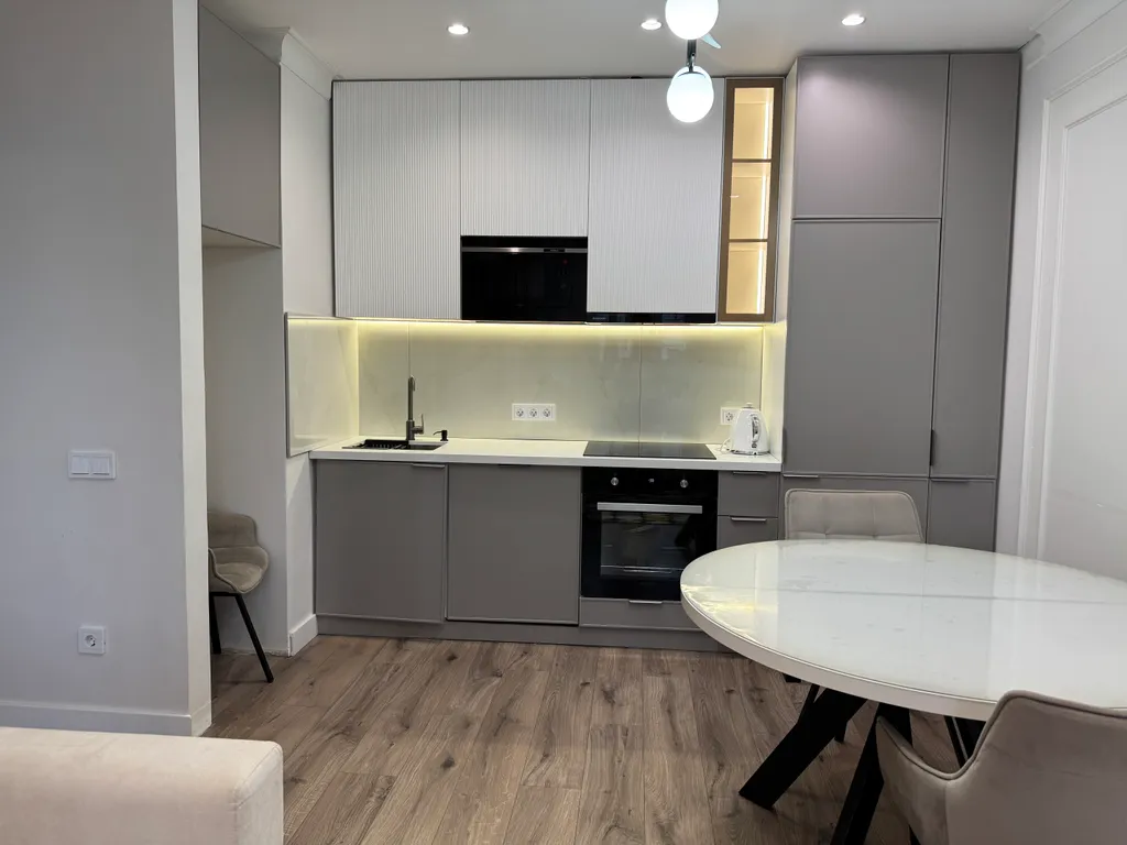 Евро 2ка в золотом квадрате Левого берега. В безопасном районе города