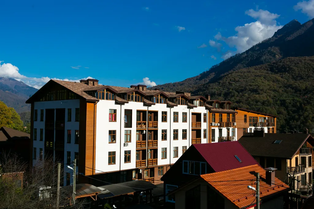 Студия с видом на закат в горах