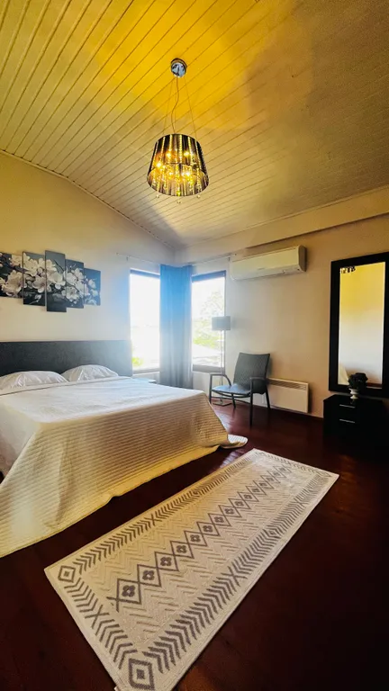 Вилла с бассейном на холме