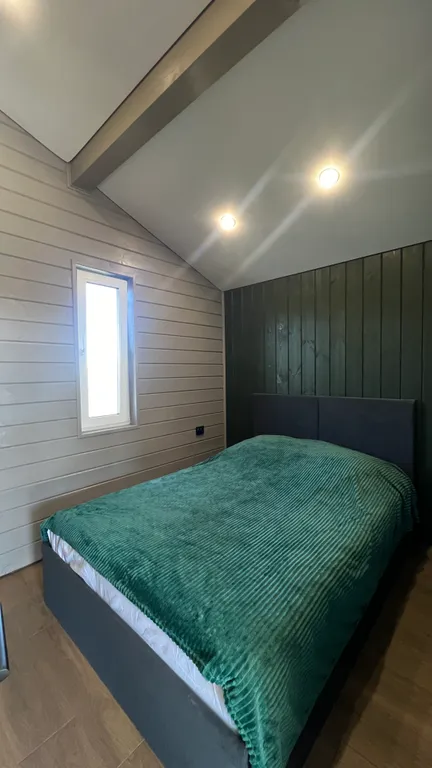 Панорамный дом с баней на дровах и чаном в окружении ёлок