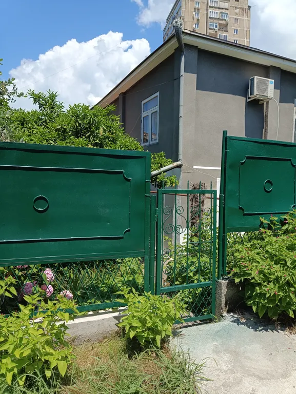 Коттедж Первый этаж с отдельным входом в районе центрального рынка — аренда посуточно в Гагра