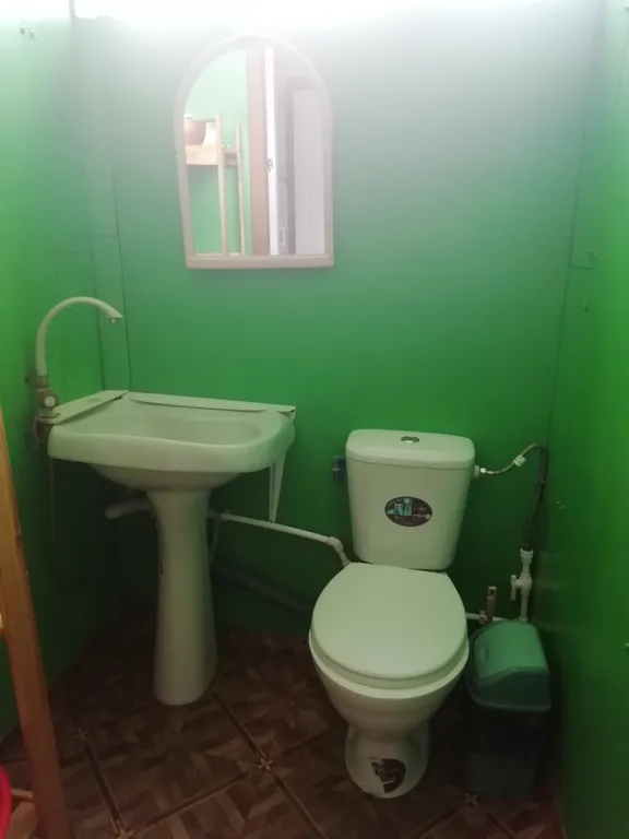 Домик с двумя спальнями и террасой с садовой мебелью