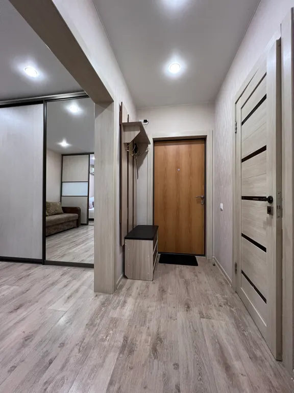 Дизайнерская квартира с огромным телевизором напротив кровати