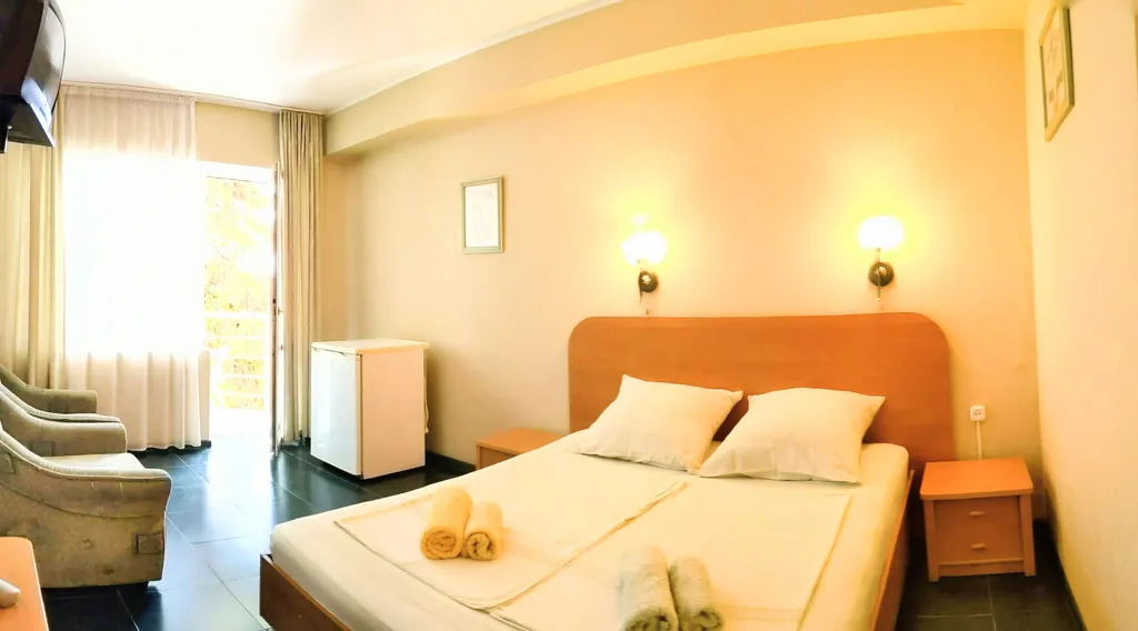 Уютная комната с балконом у моря