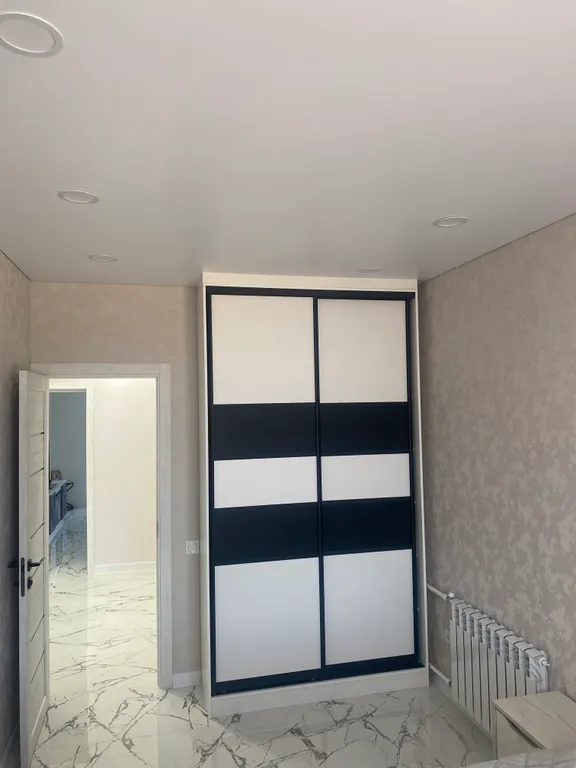 На берегу с видом на море