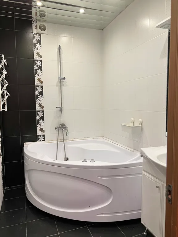 Большая семейная квартира с джакузи, двумя спальнями, кухней-гостиной