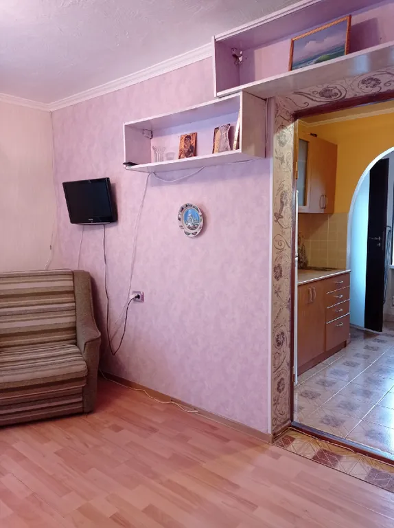 Небольшая, очень светлая и летом с приятной прохладой квартира