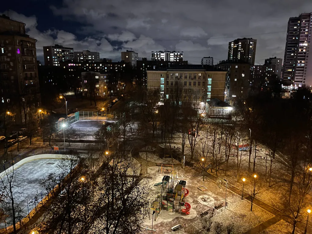 Двухкомнатная квартира рядом с парком и метро.