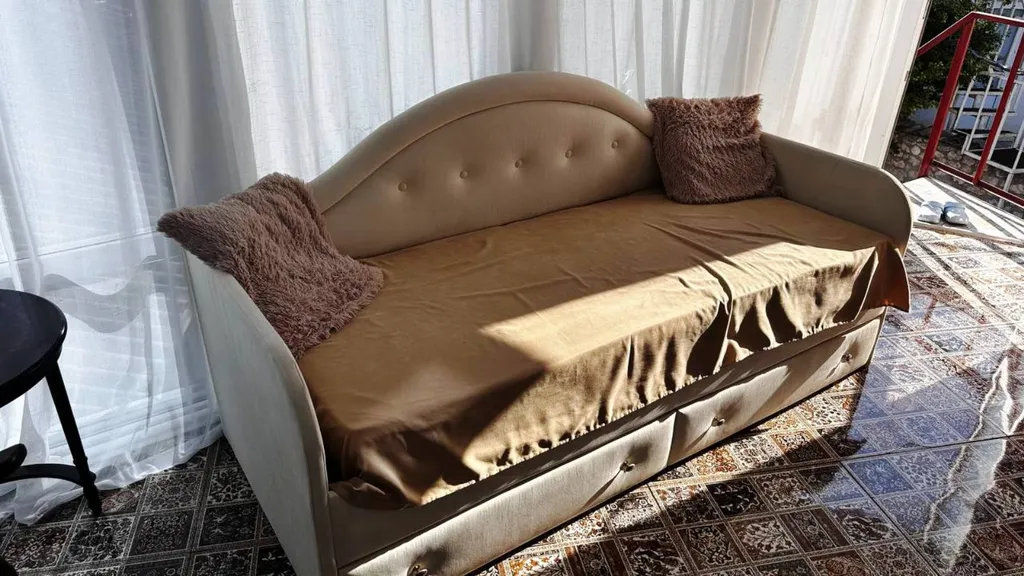 Уютная студия с панорамными окнами через забор с Ханским дворцом