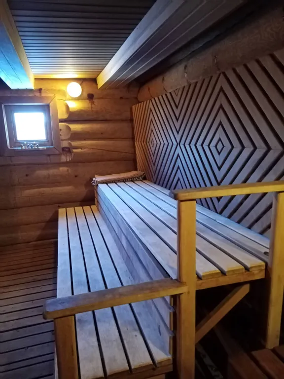 Деревянный домик с соломенной крышей и русская баня