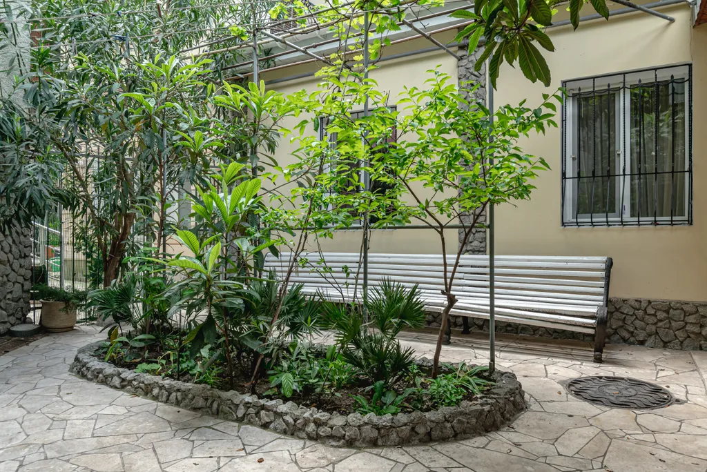 Уютный домик с двориком в центре города у моря