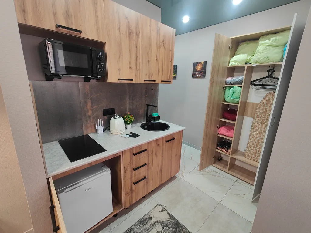 Квартира Потрясающая Студия напротив Терминала в центре Нефтяников — Омск