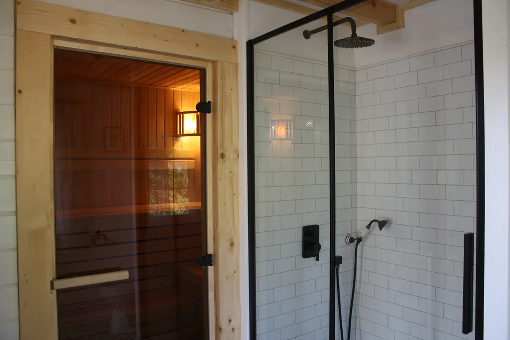 Дом с сауной на берегу реки