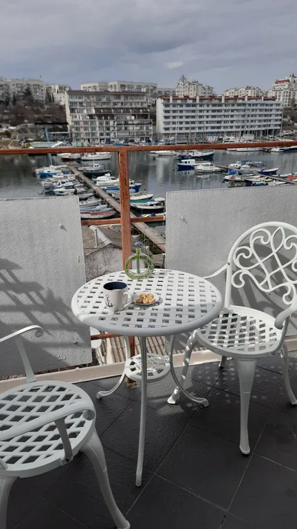 Студия на причале с видом на яхты  и чаек