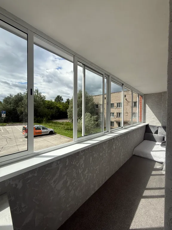 Новый дом в центре города. Елка и сервировка есть