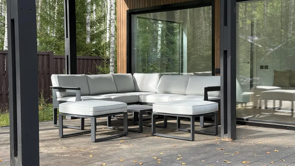 Панорамный дом в окружении леса с сауной