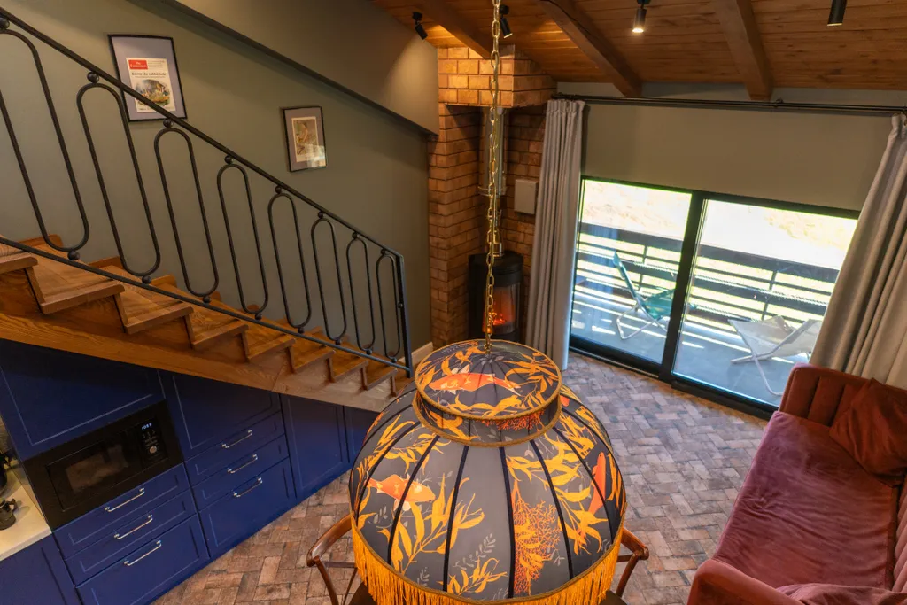 Уютная двухуровневая квартира с камином