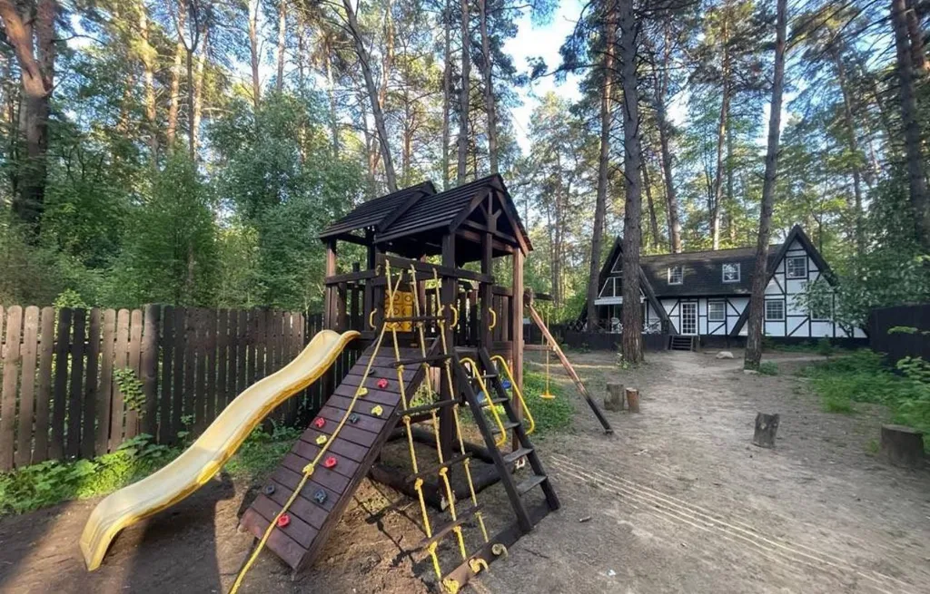 Уютный бревенчатый дом в сосновом бору