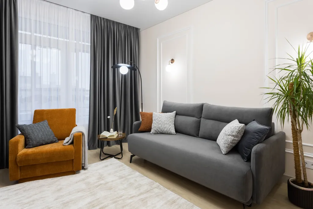 Современная трешка с видом на озеро и каминным залом