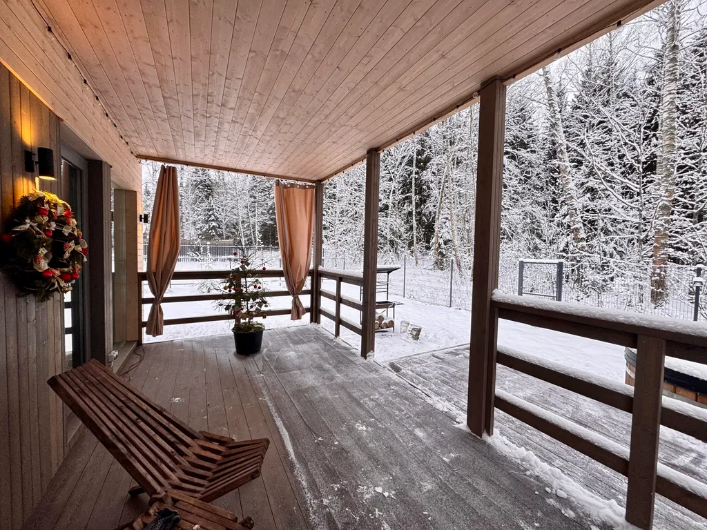 Загородный домик с камином и потрясающим видом на лес