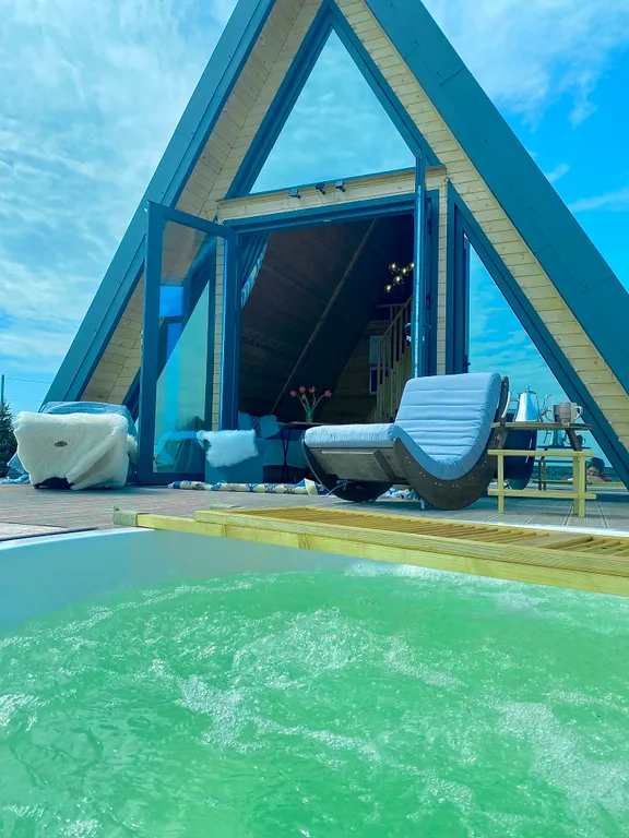 Домик а фрейм для круглогодичного отдыха с джакузи и баней