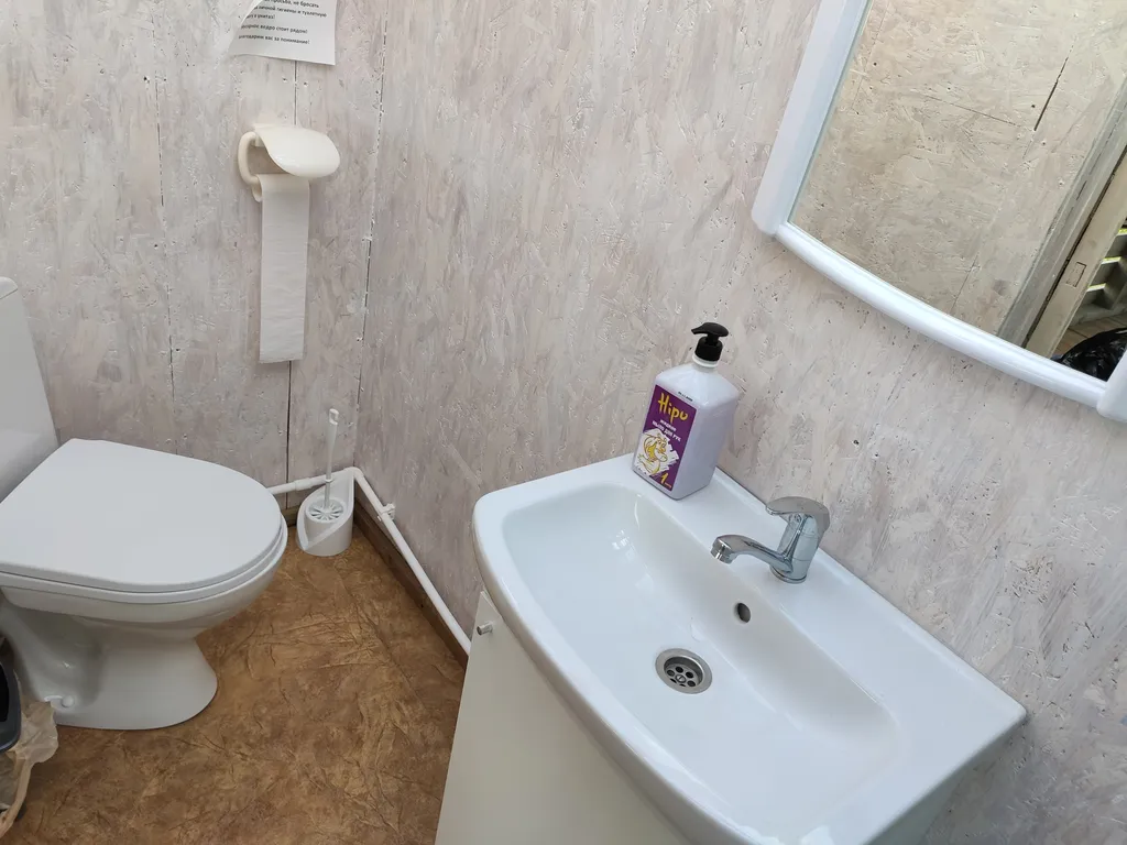 Домик с терассой на берегу озера Ильмень