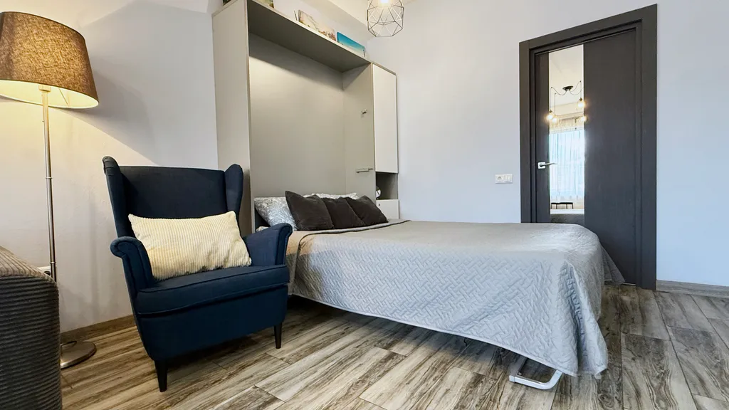 Просторная студия с большим окном в центре Красной Поляны