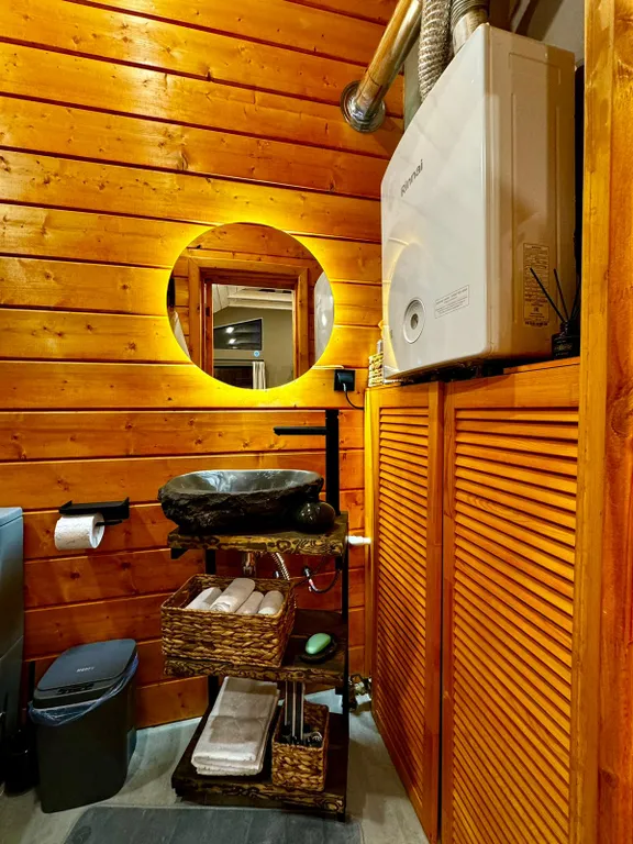 Дом с пятнистыми оленями и кроликами в лесу