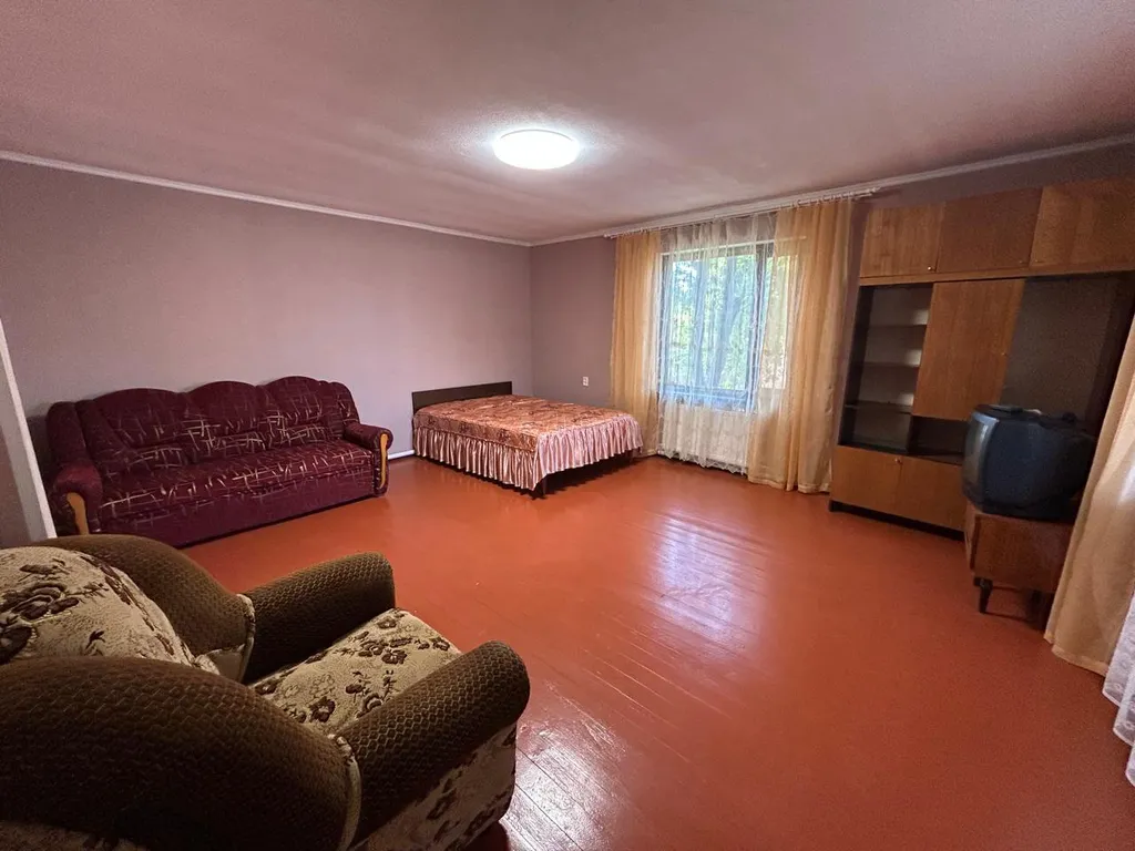 Уютный просторный дом с верандой в тихом месте