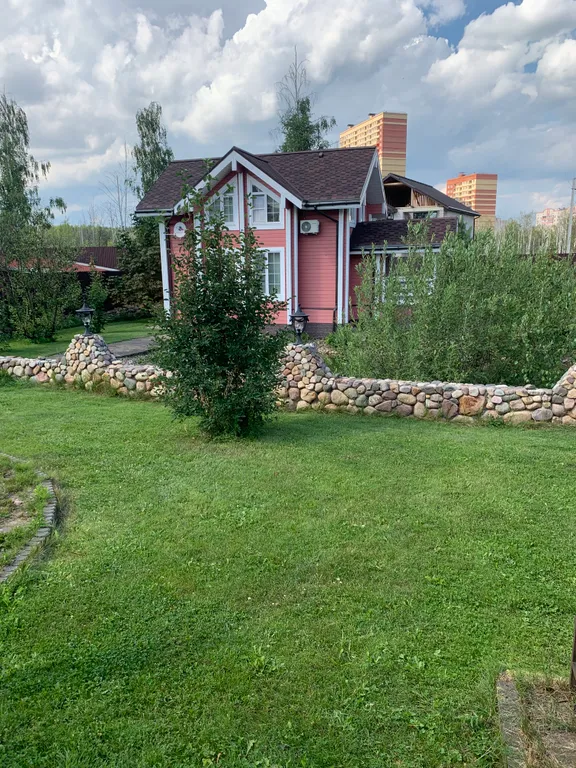 Уютный дом на пруду в черте города