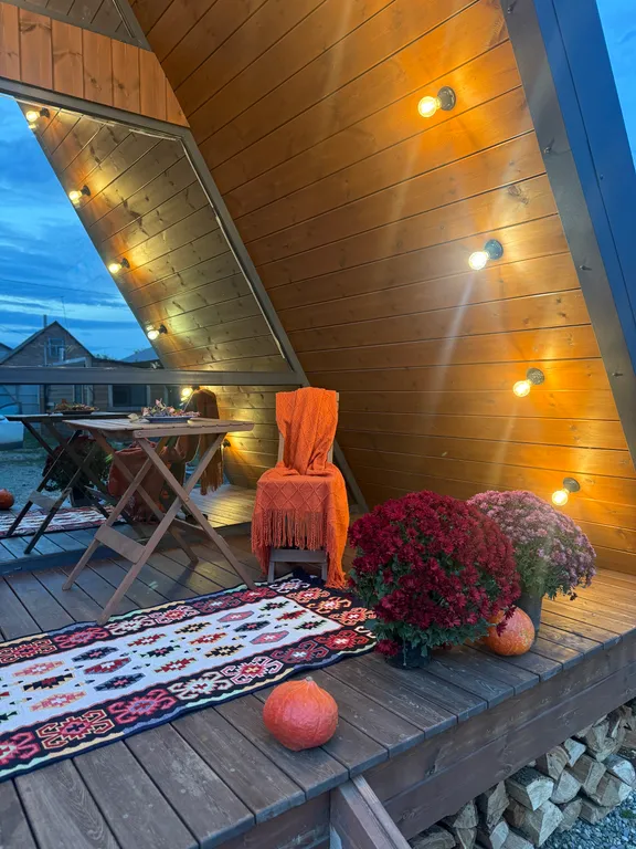 Деревянный дом шале на берегу озера и выходом на реку Кубань