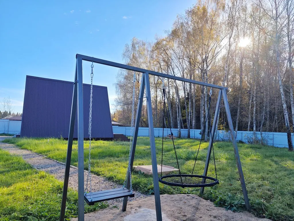 Стильный треугольный дом с видом на лес