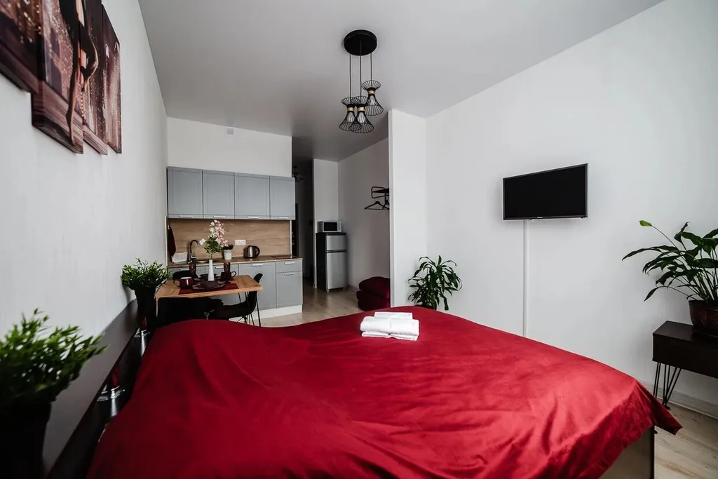 Новая просторная дизайнерская квартира с высокими потолками