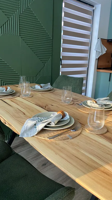 Дом с панорамными окнами и видом на лес