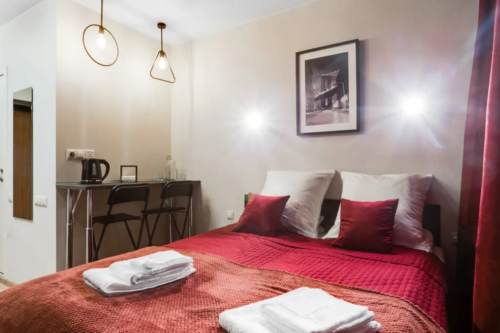 Студия в красном рядом с Мегой