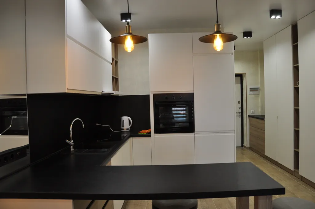 Студия с видом на море диваном и балконом