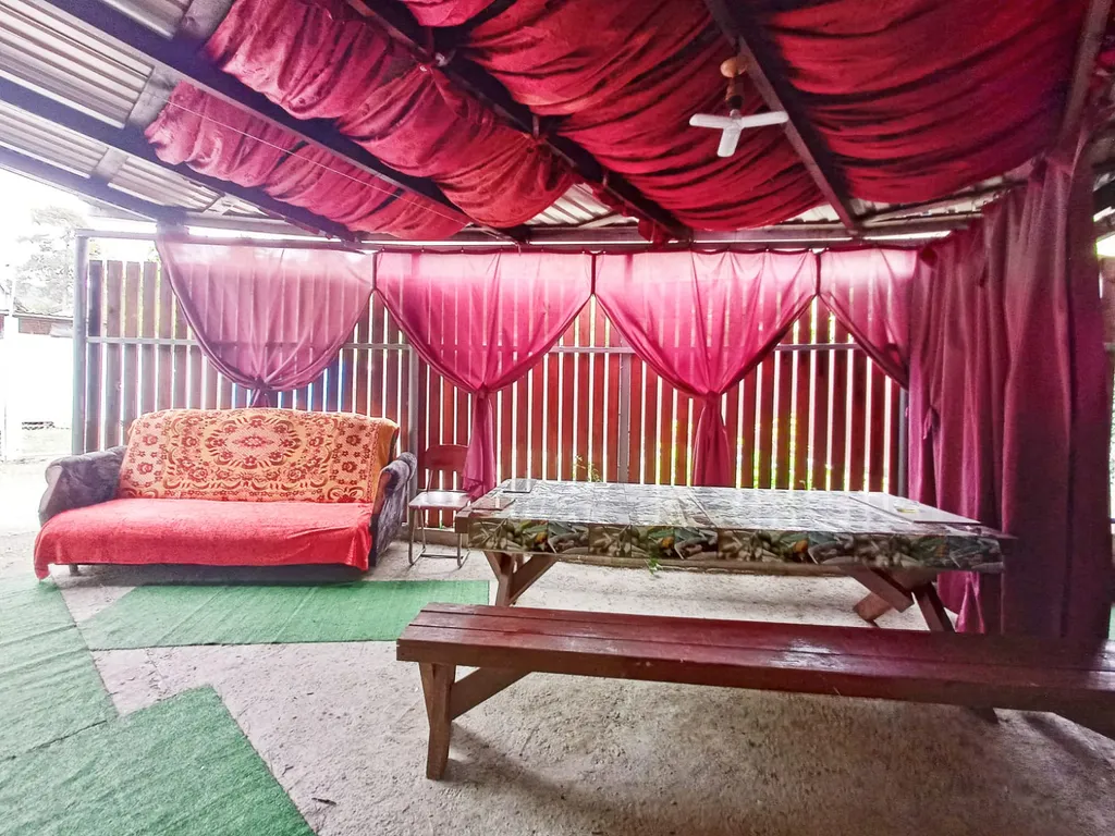 Домик на берегу реки