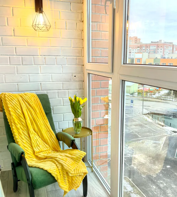 Тюльпаны & солнце: стильная 1-комнатная квартира в современном доме
