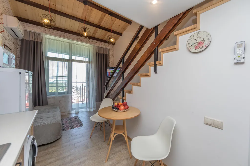 Двухуровневая стильная квартира у моря