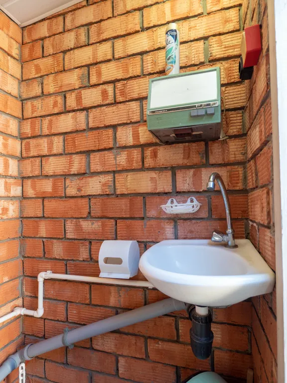 Уютная комната в тени винограда