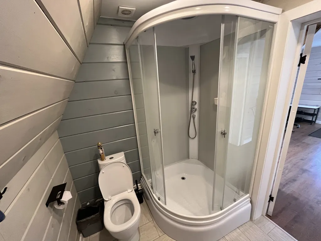 Уютный треугольный домик в лесу